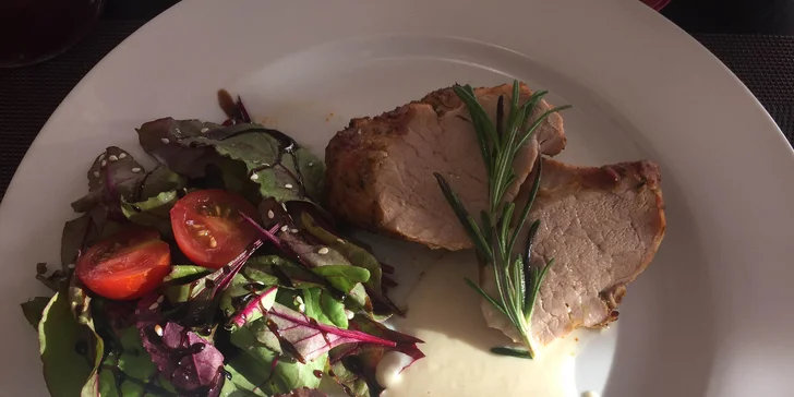 Tříchodové menu pro 2 s vepřovou panenkou i dezertem na Plumlově