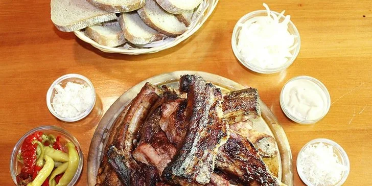 Pořádná porce pečených vepřových žebírek s čerstvým křenem