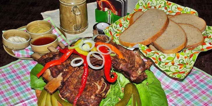1 kg šťavnatých žebírek na medu s chilli + košík pečiva