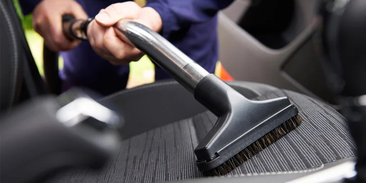 Důkladné čištění interiéru osobního automobilu v Mostě