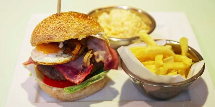Šťavnaté burger menu dle vašeho výběru, salát Coleslaw a hranolky