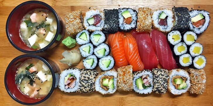 32 sushi kousků a dvě polévky miso v Sushi Kingu