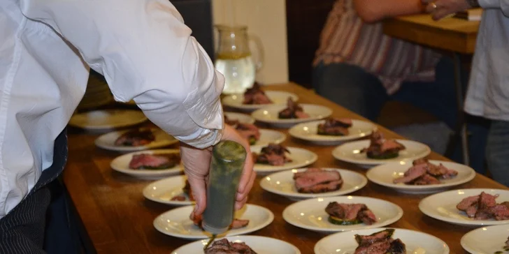 Zábavné degustační minikurzy v pražském Presto meat-market