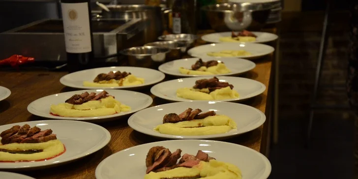 Zábavné degustační minikurzy v pražském Presto meat-market