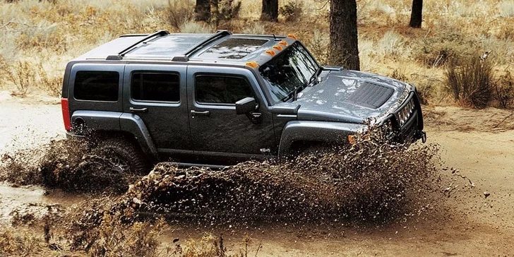 Za volantem Hummeru H3 – adrenalinová jízda divokým terénem