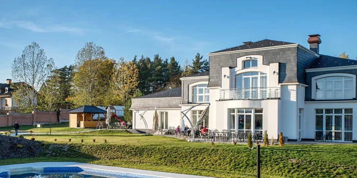 Luxusní pobyt pro dva: neomezený bazén a sauna, skvělé jídlo, minigolf i bowling