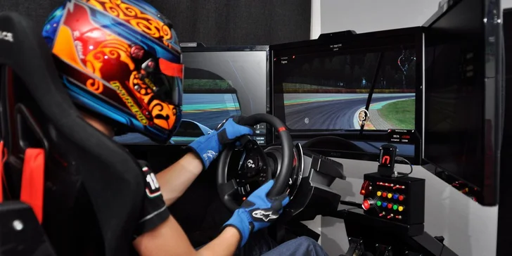 Závodní automobilový trenažér – adrenalin pro chlapy
