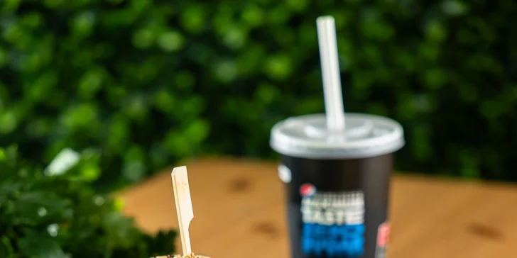 Vybrať si môžete až zo 7 druhov nápoja: Pepsi, Pepsi max, Pepsi zero, Mirinda, 7up, voda perlivá a neperlivá.