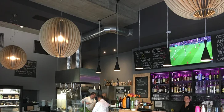 Café Asti se specializuje na středomořskou kuchyni, hlavně ale vaří z čerstvých a sezónních surovin.