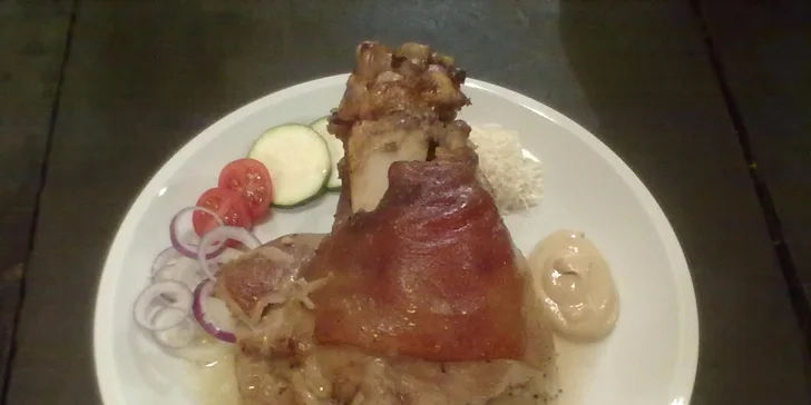 Pečené vepřové koleno v Zámecké restauraci v Manětíně