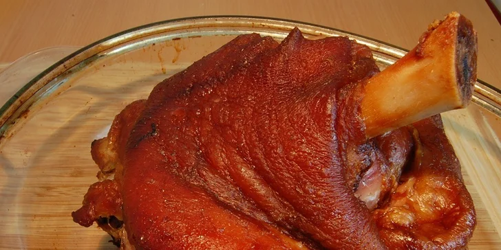 Pečené vepřové koleno v Zámecké restauraci v Manětíně
