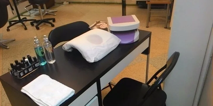 Manikúra nebo modeláž nehtů