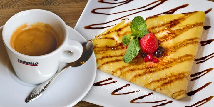 Dvě francouzské crepes s horkým nápojem v kavárně U Lišáka
