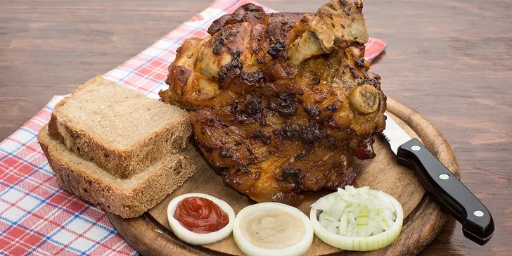 Pečené vepřové koleno v Zámecké restauraci v Manětíně