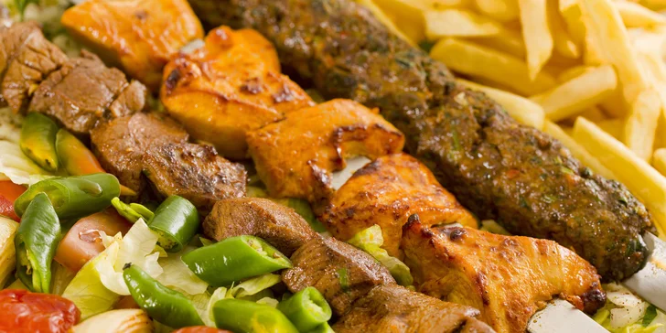 Dorazíte ve dvou? Dopřejte si mix grill se 700 g masa, které tu připravují na dřevěném uhlí. Ochutnáte telecí, kuřecí a jehněčí, ke kterému se budou podávat hranolky a salát.