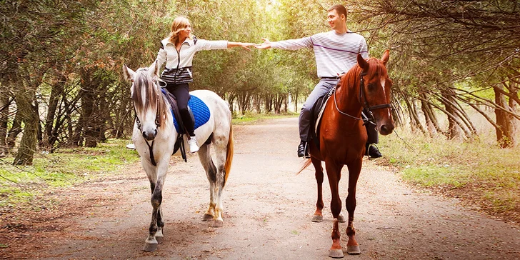 Romantická vyjížďka na koňském hřbetě nebo lekce jízdy