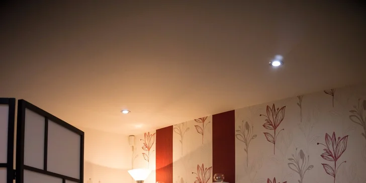 Manikúra s parafínovým zábalem, gel lakem, Shellacem nebo P-Shine