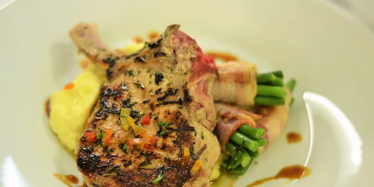 5chodové degustační menu pro dva s láhví vína na lodi Rohan Boat