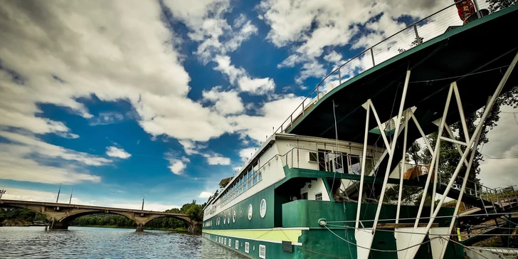5chodové degustační menu pro dva s láhví vína na lodi Rohan Boat