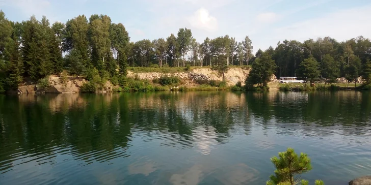 V létě lom funguje jako přírodní koupaliště.
