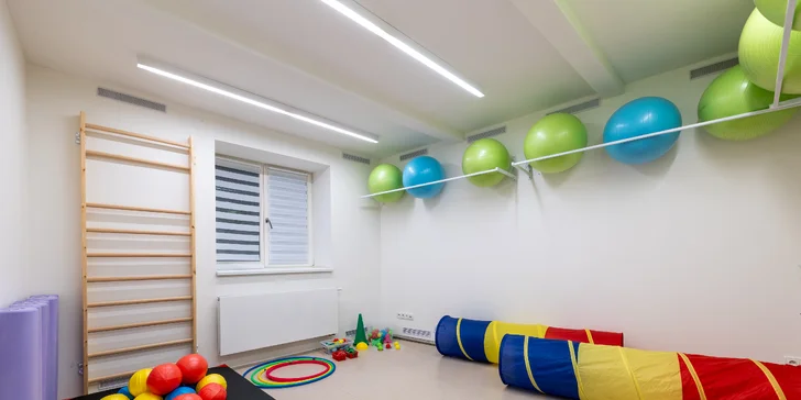 Tělocvična s nářadím a rehabilitačními pomůckami přímo ve studiu