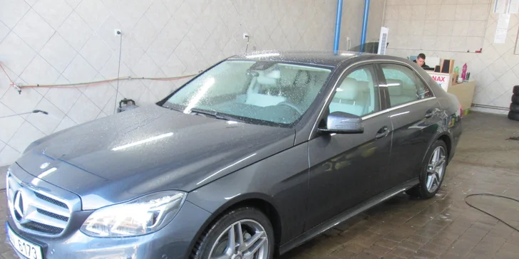 Voskování karosérie automobilu různými typy vosků