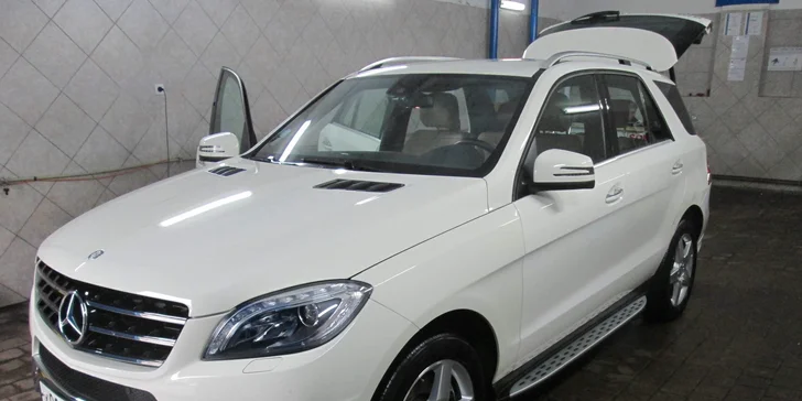 Voskování karosérie automobilu různými typy vosků