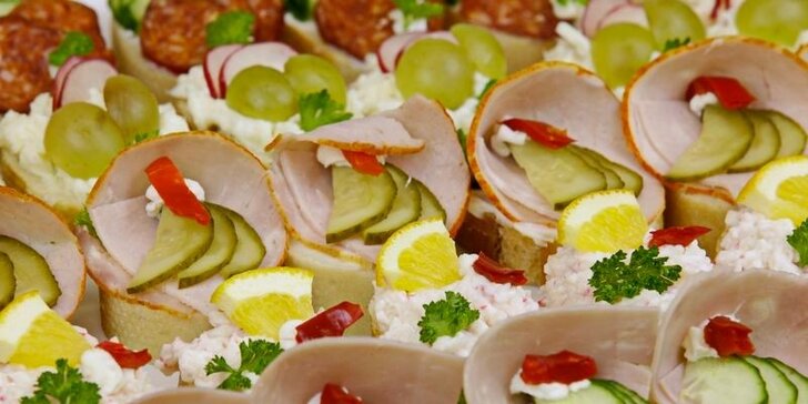 Silvestrovské občerstvení od profíků: 42 kanapek pro pohodovou oslavu