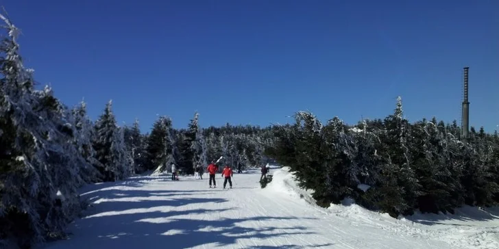 Jednodenní skipas na Ještěd – 9 sjezdovek, pohodlné lanovky i super snowpark