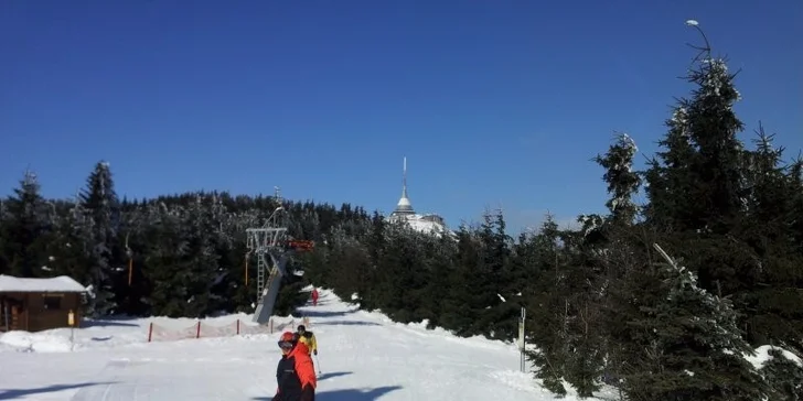Jednodenní skipas na Ještěd – 9 sjezdovek, pohodlné lanovky i super snowpark