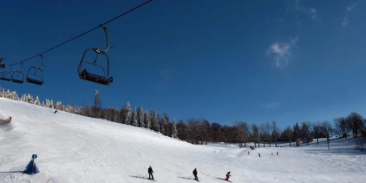 Jednodenní skipas na Ještěd – 9 sjezdovek, pohodlné lanovky i super snowpark