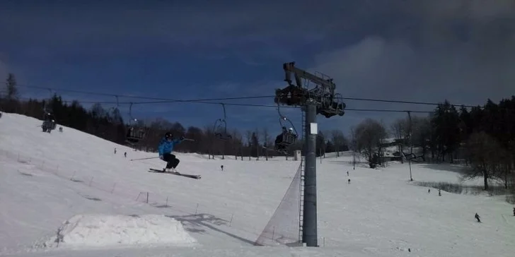 Jednodenní skipas na Ještěd – 9 sjezdovek, pohodlné lanovky i super snowpark