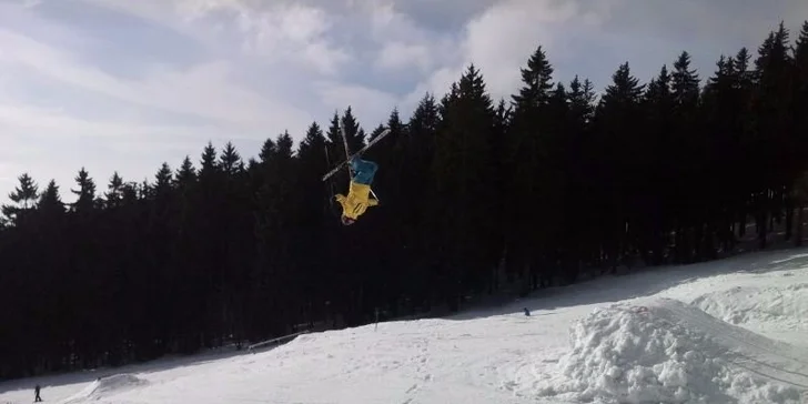 Jednodenní skipas na Ještěd – 9 sjezdovek, pohodlné lanovky i super snowpark