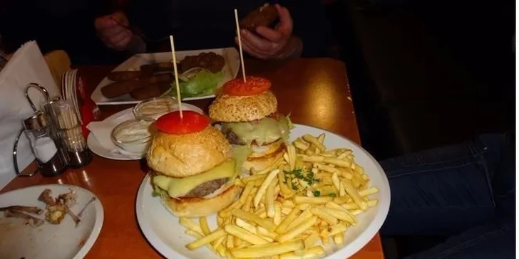 Dva hovězí burgery a hranolky v Clubu Nirvana