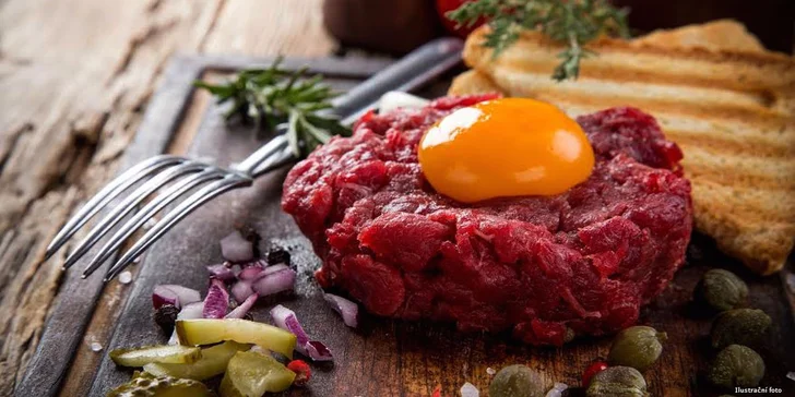Půlkilový mletý tatarák a nekončící nálož topinek