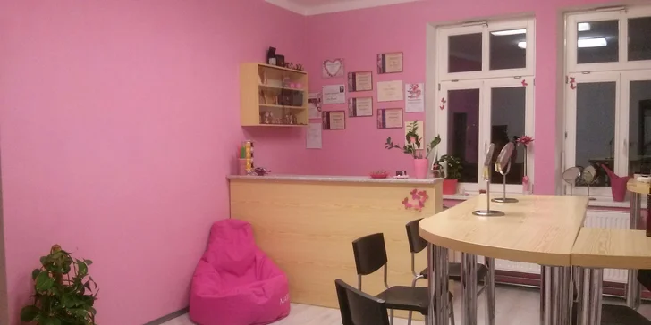 Minikurz líčení až pro 4 osoby i varianta se štětcem na oči či balíčkem kosmetiky