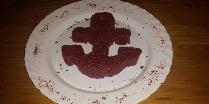 Štavnatý hovězí tataráček a nálož topinek ve stylové restauraci