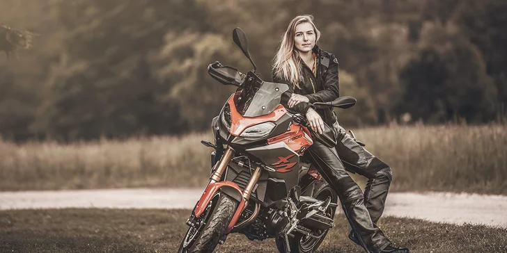 Zakoupením jednoho voucheru se může zúčastnit jedna nebo dvě osoby, zapůjčena je však jedna motorka. Druhá osoba tedy jede jako spolujezdec.