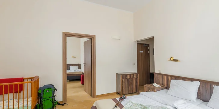 Zabydlíte se v pokoji podle vašeho výběru – v nabídce je pokoj Standard a Superior pro pár, třílůžkový pokoj s přistýlkou nebo apartmán. 
