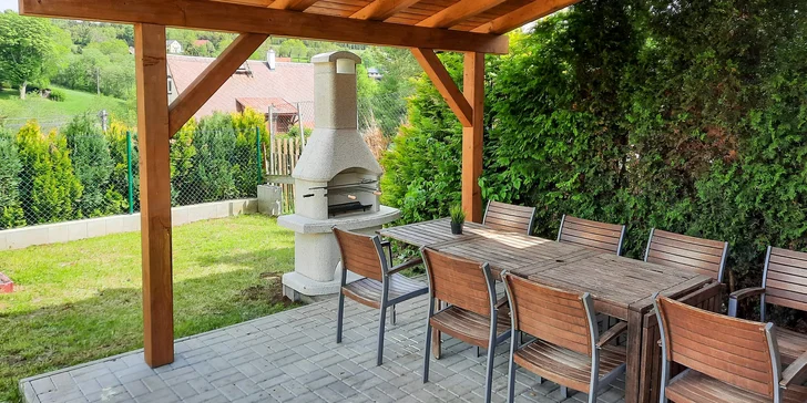 Poteší vás aj záhrada s terasou, grilom, ohniskom a preliezačkami.