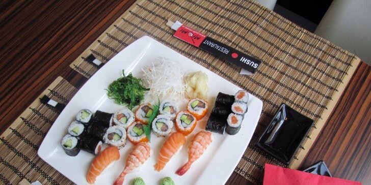 Porce rolovaných dobrot: 24 a 52 ks sushi s lososem, avokádem i krevetami