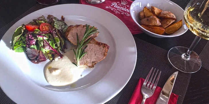 Tříchodové menu pro dva s panenkou i dezertem na Plumlově