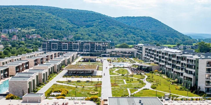 Hotel nabízí komplex sedmi bazénů. 