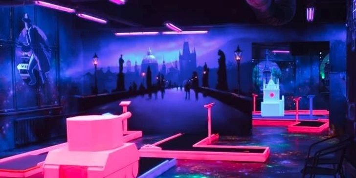 Vstupy na unikátní black light adventure minigolf