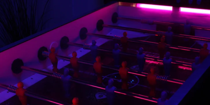 Vstupy na unikátní black light adventure minigolf