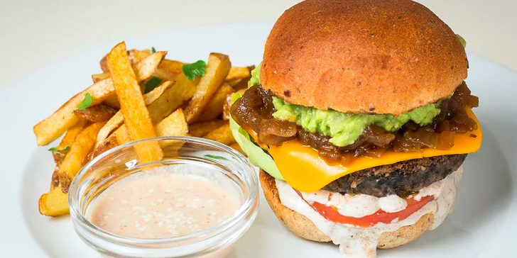 Dva veganské burgery s přílohou ve Veggie Pointu