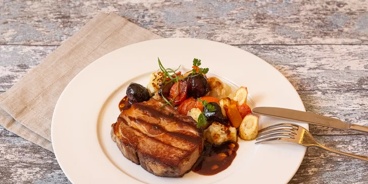 Druhá možnost je ale neméně lákavá: vepřová krkovice sous-vide na bylinkách, pečená kořenová zelenina se šalotkou a omáčka demi glace.