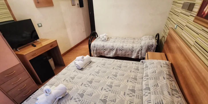Samozřejmostí je minibar, trezor, plochá TV, klimatizace, Wi‑Fi připojení a zatemňující rolety, aby se vám dobře spalo.

