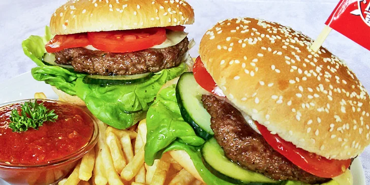 Dva naducané hamburgery, hranolky a jogurtový dresink