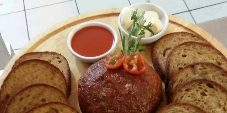 Tatarák ze zadního hovězího v moderní restauraci v centru Klatov
